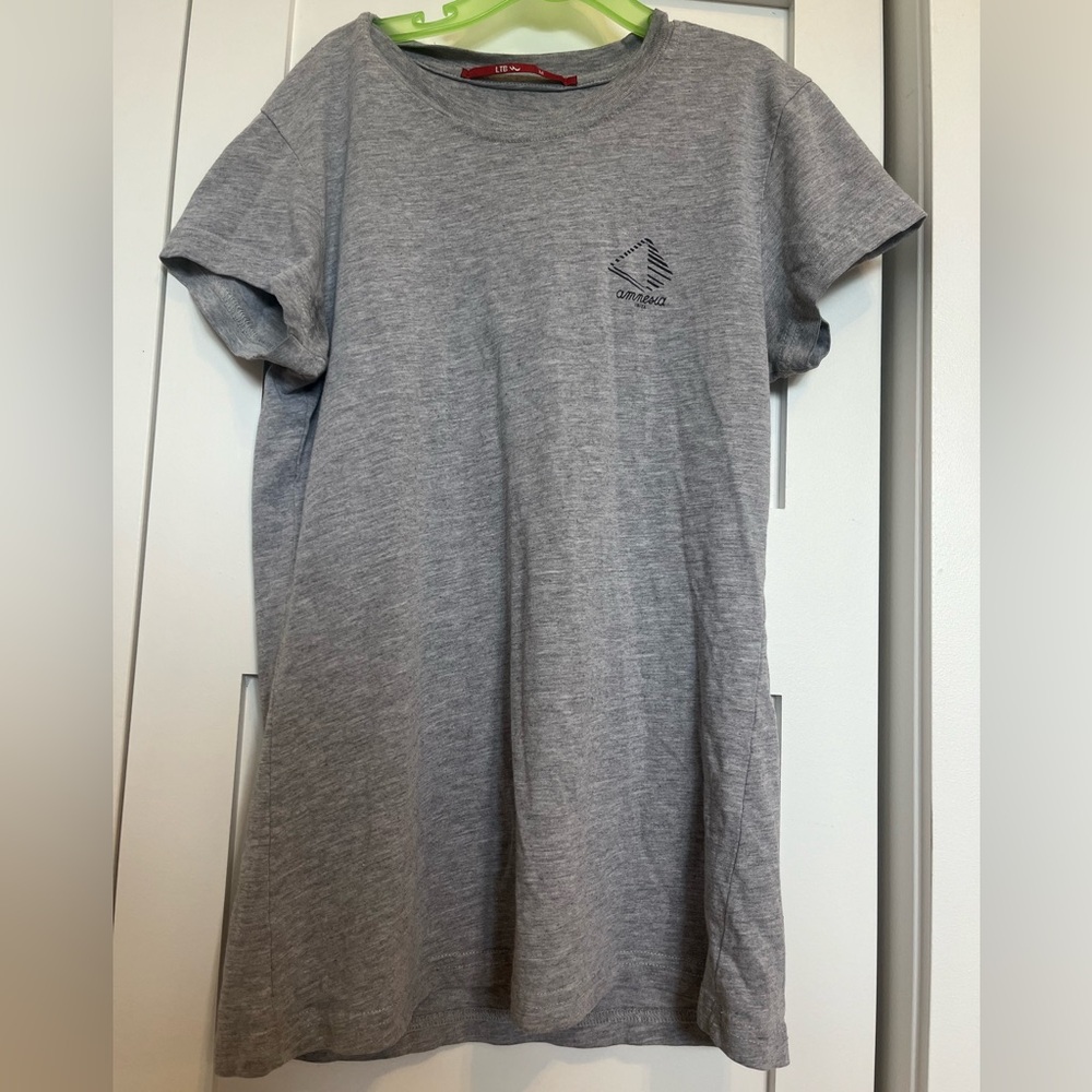 Hi, selling this regular shirt for women in size M.